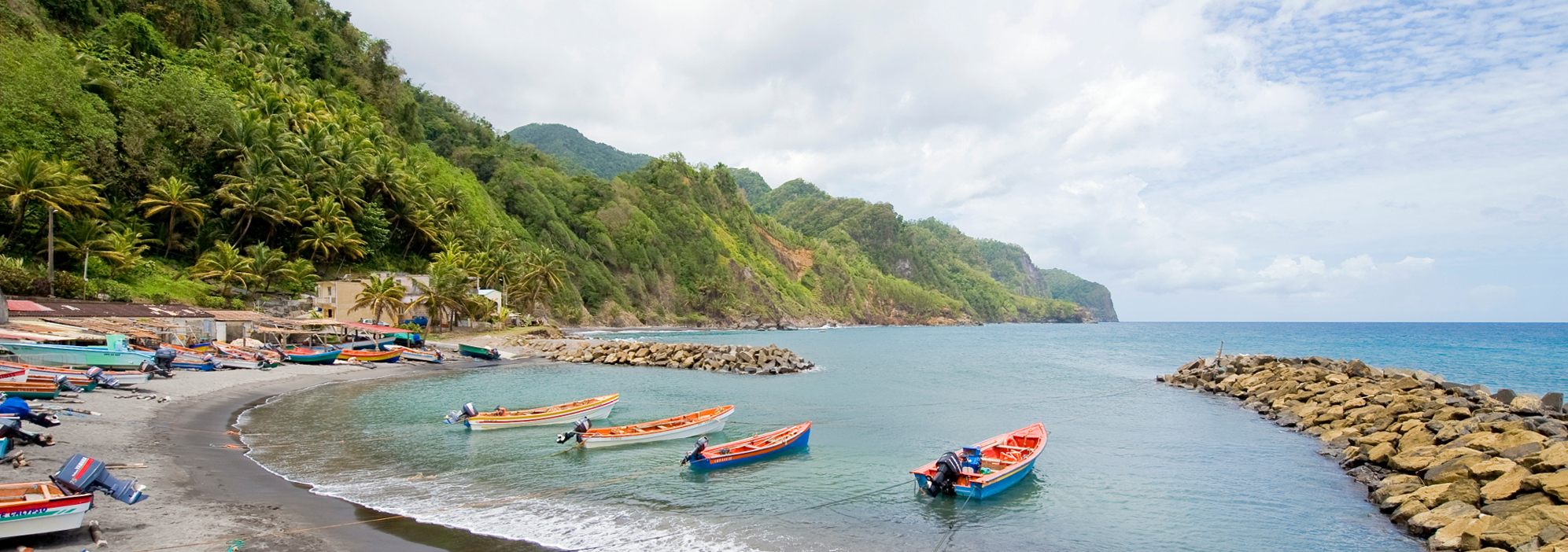 Bucht mit Fischerbooten und begrünten Bergen im Hintergrund auf Martinique