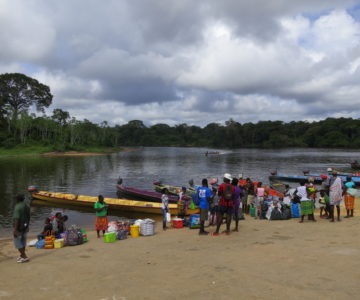 Bootsumschlagplatz in Atjoni für die Weiterreise auf dem oberen Surinamefluss in den Regenwald