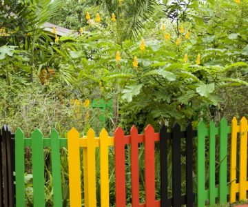 Bunter Zaun am Bob Marley Museum