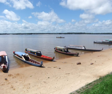 Bunte Boote auf dem Marowijne Fluss in Albina in Suriname