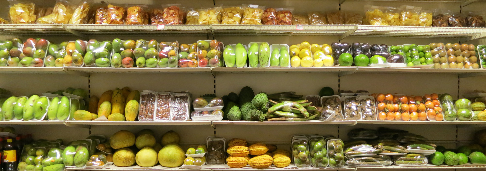 Obstregale in einem Supermarkt am Flughafen von Paramaribo, Suriname