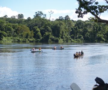 Paddelnde Touristen und Indianer auf dem Tapanahony River in Suriname