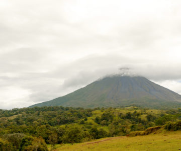 Der Vulkan Arenal mit Wolken rund um den Gipfel