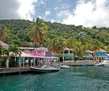 Farbenfroher Jachtclub auf den British Virgin Islands