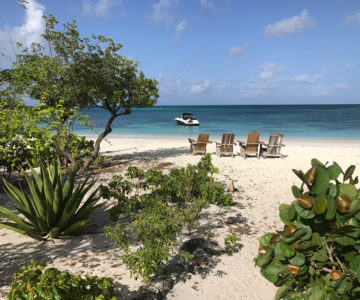 Strand mit ankernder Jacht