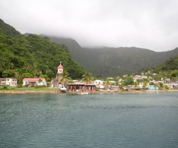 St. Joseph mit kleiner Kirche an der Karibikküste von Dominica