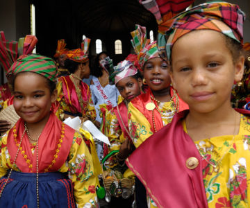 Mädchen in bunter Tracht auf dem Fest der Küche in Guadeloupe