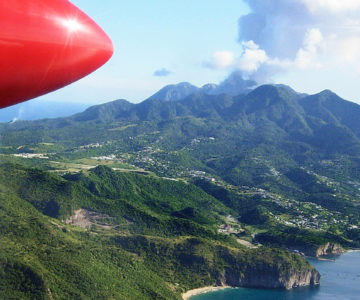 Anflug mit einem Kleinflugzeug auf die Insel Montserrat