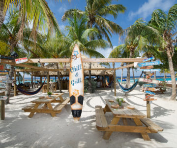 Chill and Grill Bar am Strand des LionsDive Beach Resorts auf Curacao