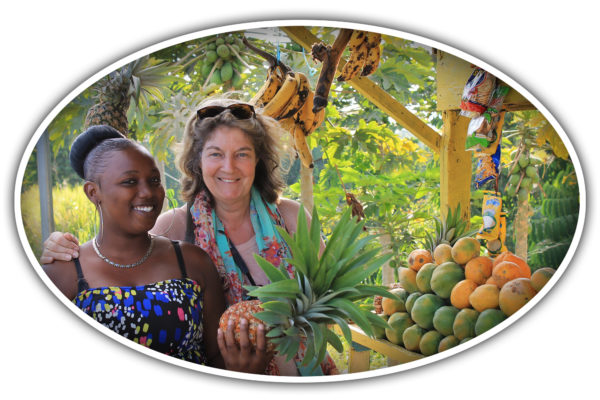 Reiseleiterin mit Kundin am Obststand in Jamaica