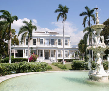 Devon House in Kingston mit Springbrunnen im Vordergrund