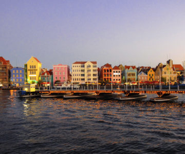 Skyline von Willemstad auf Curacao am Abend