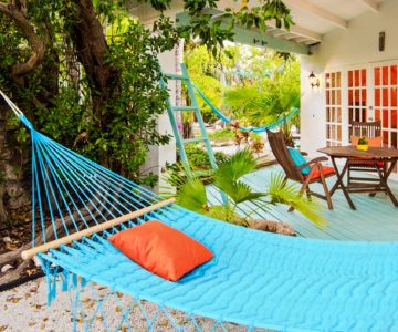 Terrasse einer Casita im Boardwalk Small Hotel auf Aruba mit hellblauer Hängermatte