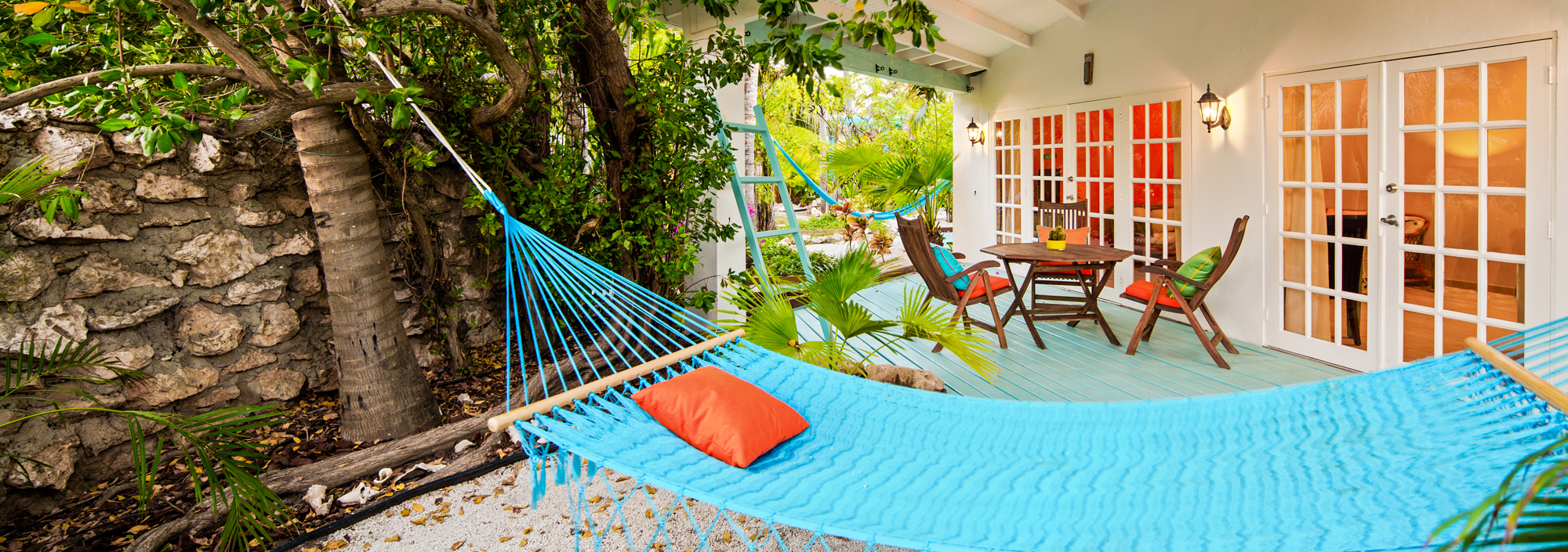 Terrasse einer Casita im Boardwalk Small Hotel auf Aruba mit hellblauer Hängermatte