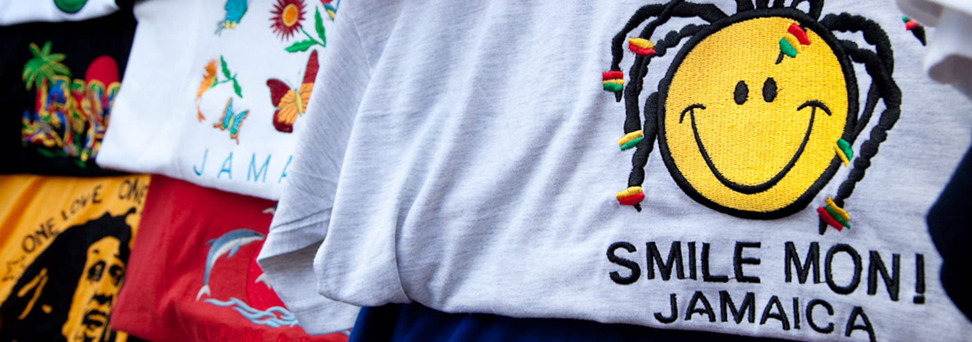 T-Shirts an einem Verkuafsstand auf Jamaica mit lachendem Rastagesicht-Aufdruck