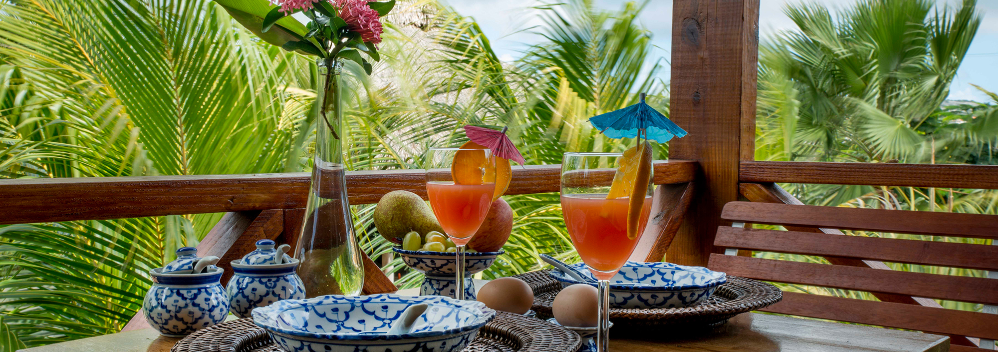 Gedeckter Frühstückstisch auf tropischer Terrasse im Bamboo Bali Bonaire