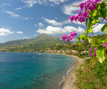 Blick auf Saint Pierre und den Vulkan Mont Pelee auf Martinique