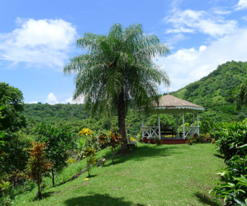 Ein Aussichtspunkt mit Pavillon im Grünen auf Tobago