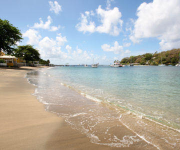 Der Villa Beach auf St. Vincent mit vorgelagerter Insel Young Island und ankernden Jachten