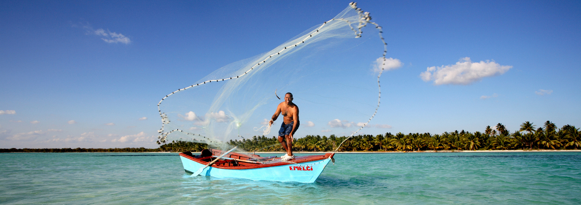 Fischer, der sein Netz vor der Küste der Dominikanischen Republik auswirft