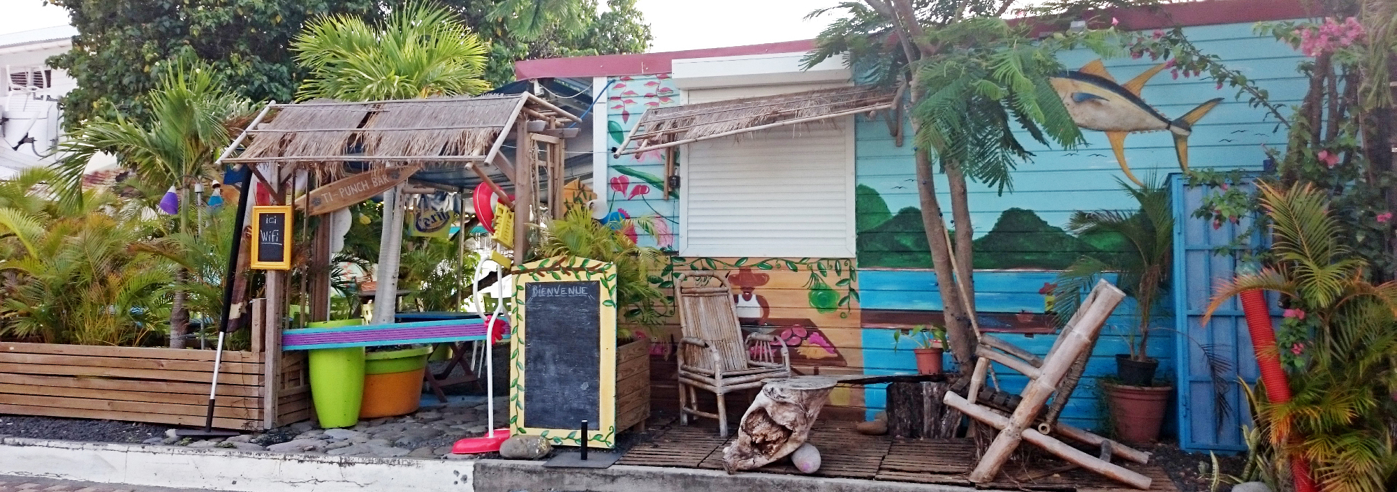 Eingang zu einer Strandbar auf Guadeloupe, farbenfroh gestaltet