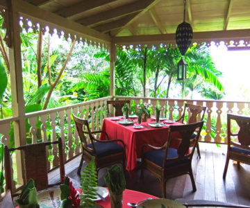 Liebevoll gedeckter Tisch auf einer Terrasse mitten im Grünen in einem kleinen Gästehaus auf Saint Lucia