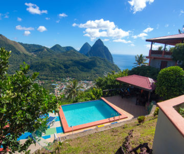 Blick vom Samfi Gardens auf Soufriere und die Pitons von Saint Lucia