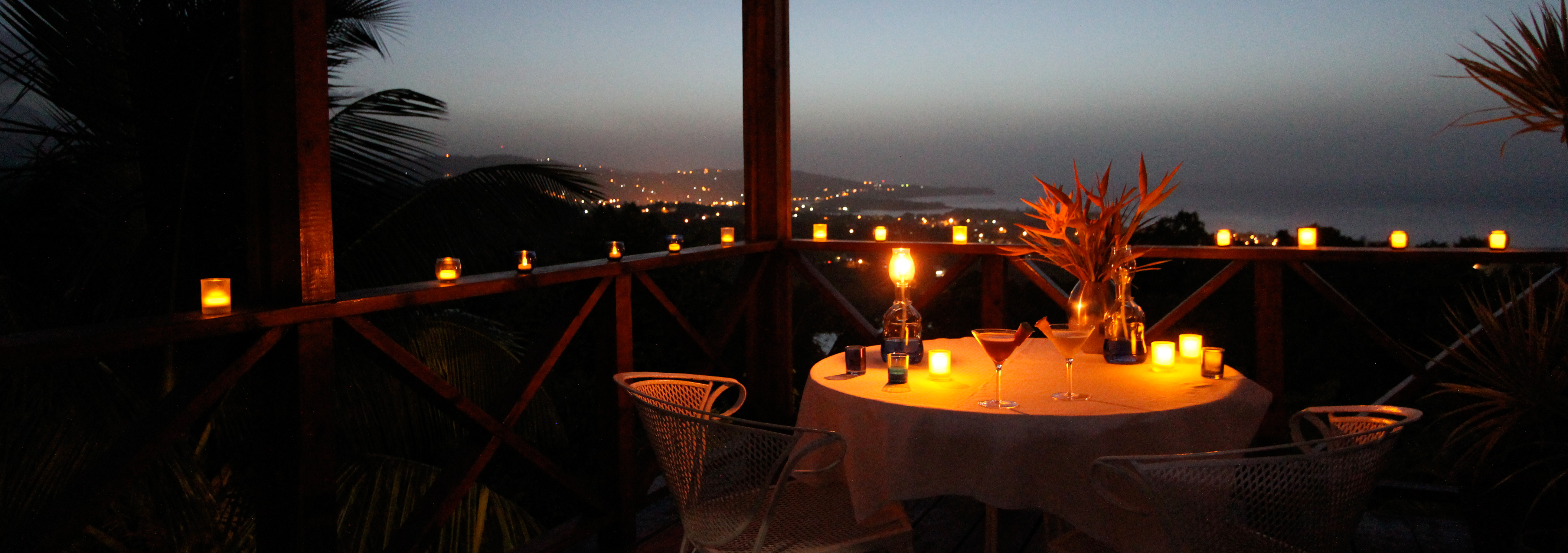 Dinner bei Kerzenschein im Hotel Mockingbird Hill mit Blick auf Port Antonio auf Jamaica