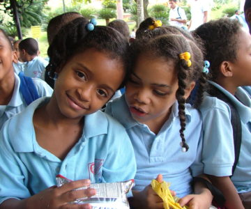 Schulkinder in der Pause in der Dominikanischen Republik
