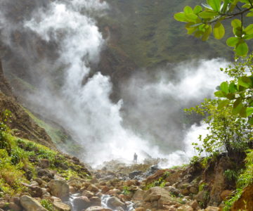 Wanderer im Nebel im Tal der Trostlosigkeit in Dominicas Bergen