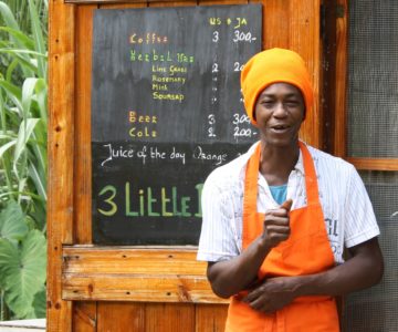 Rasta Koch auf Jamaica vor dem Gästehaus Three Little Birds