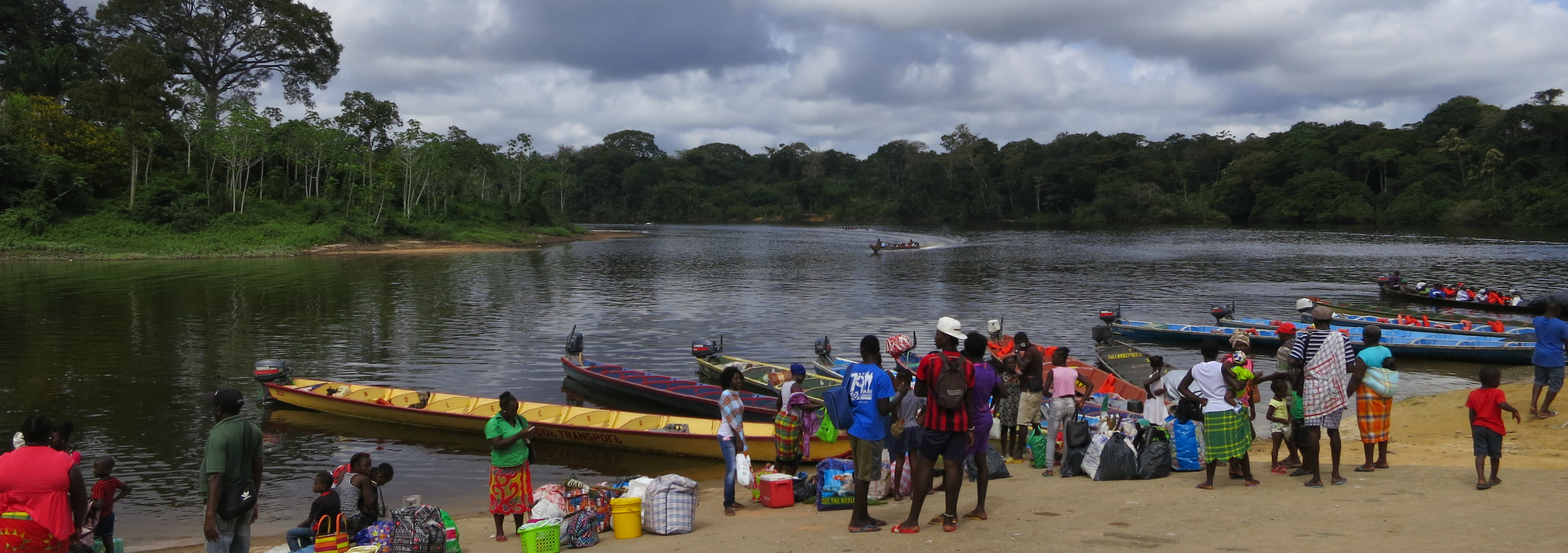 Bootsumschlagplatz in Atjoni für die Weiterreise auf dem oberen Surinamefluss in den Regenwald