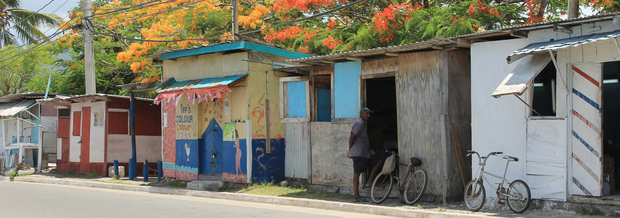 Auf einer Straße im Norden Jamaicas mit kleinen Hütten