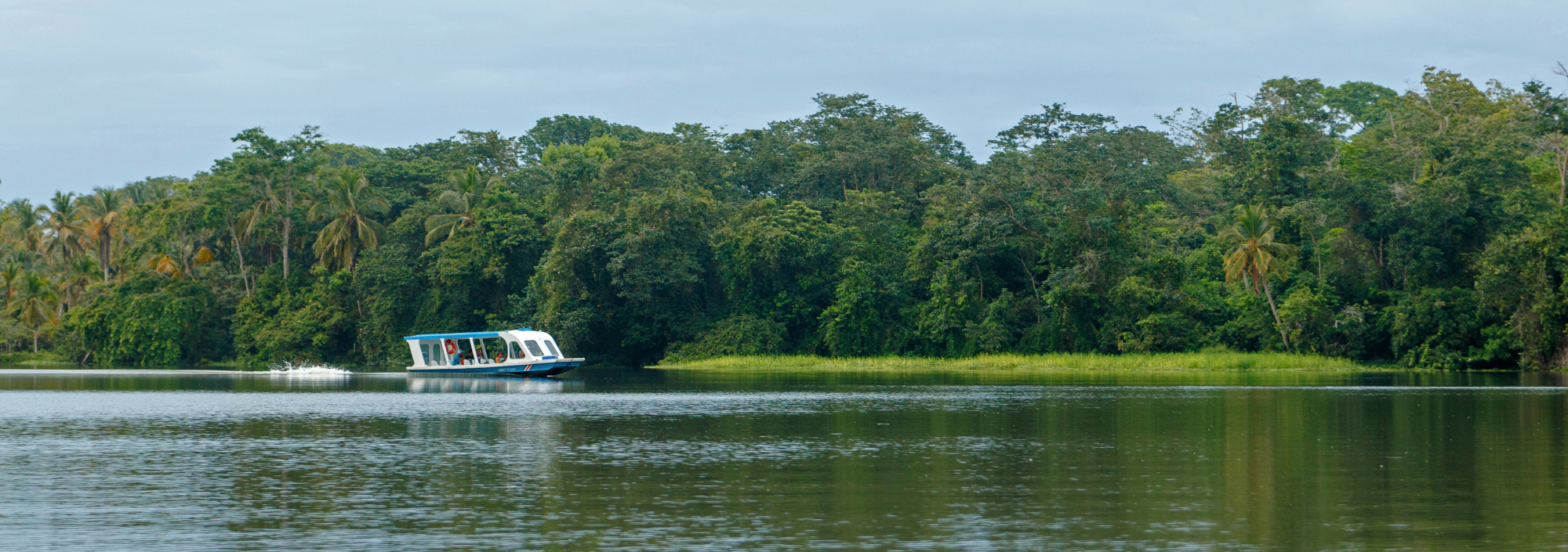 Boot im Pacuare Reservat an der Karibikküste in Costa Rica