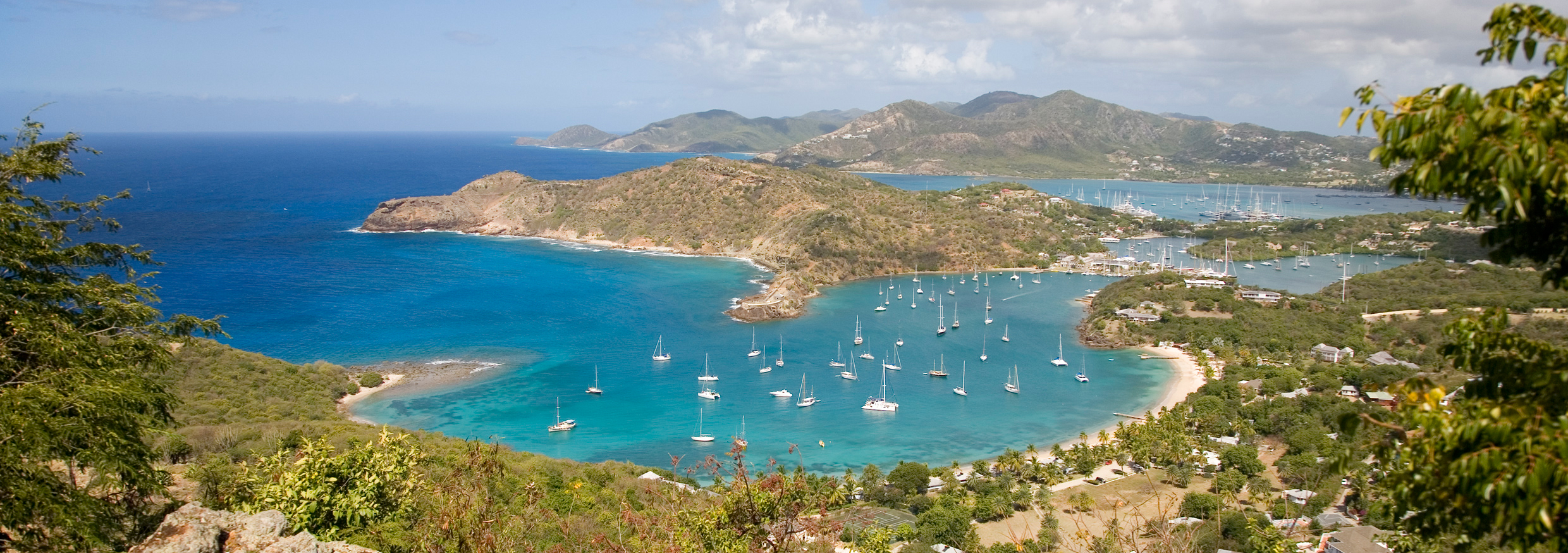 Blick von Shirley Heights über die Insel Antigua mit Buchten mit ankernden Jachten