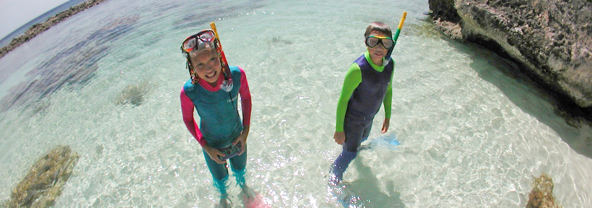 Kinder mit Schnorchelausrüstung im Wasser auf Bonaire