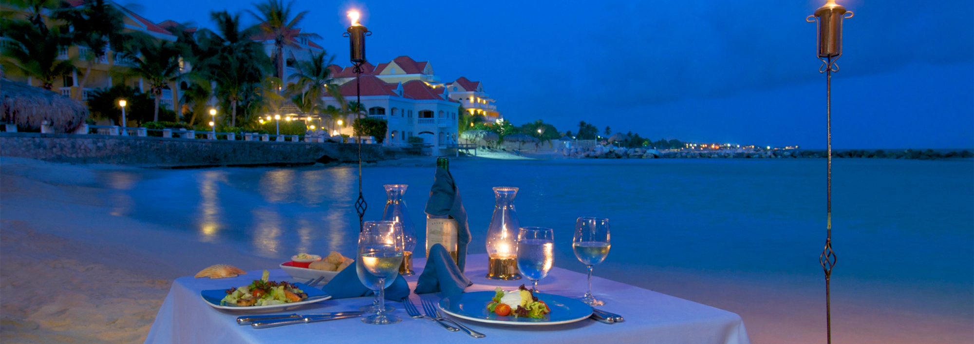 Romantisch gedeckter Tisch zum Candle Light Dinner am Strand im Avila Beach Hotel auf Curacao
