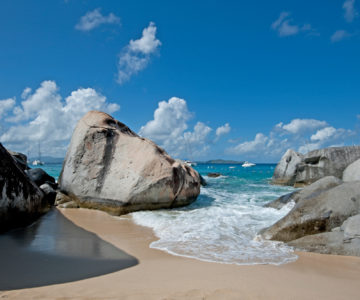 The Bath auf den British Virgin Islands mit großen Steinblöcken und weißem Sandstrand