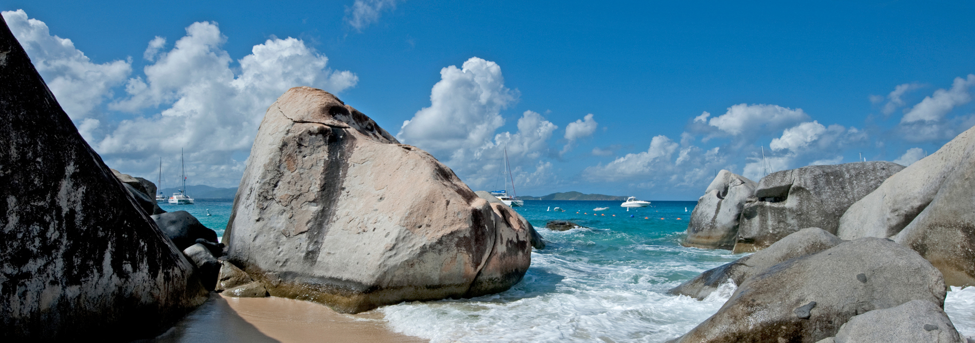 The Bath auf den British Virgin Islands mit großen Steinblöcken und weißem Sandstrand