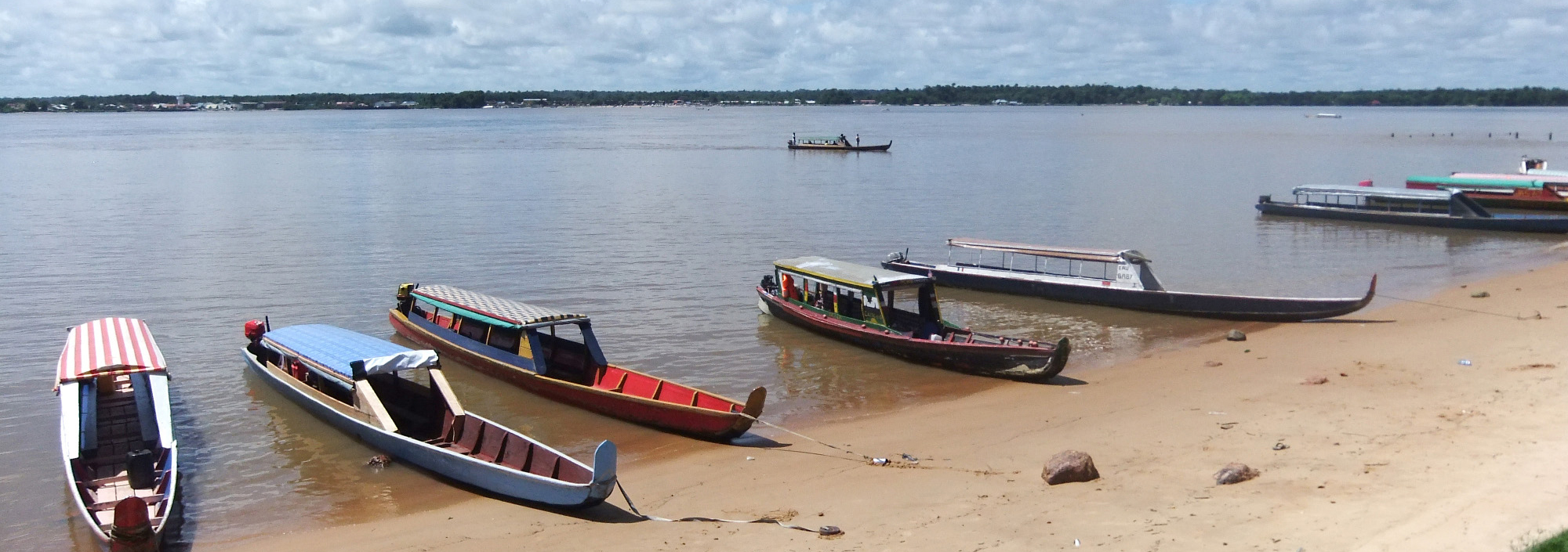 Boote in Albina in Suriname