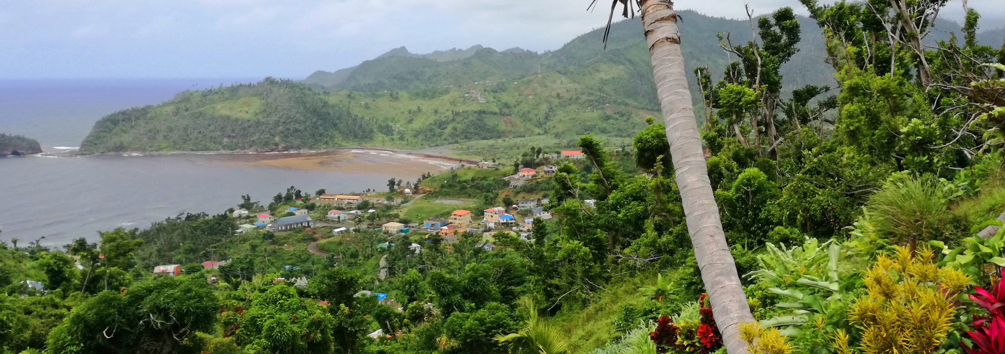 Blick auf die Westküste Dominicas mit erstem Grün nach dem Hurrikan 2017