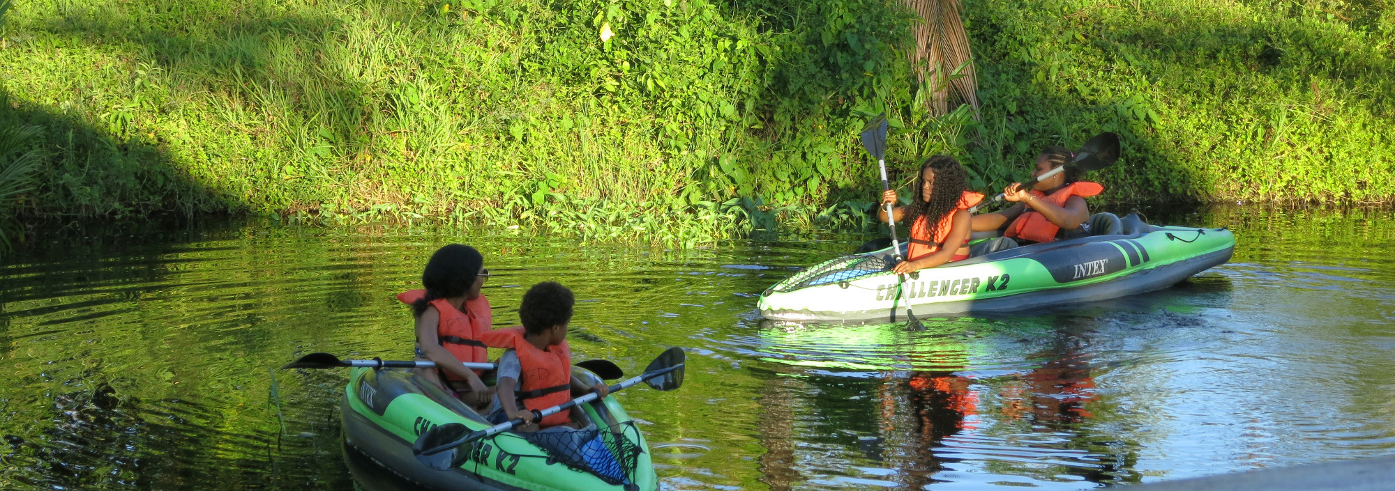 Paddler auf einem Nebenarm des Commewijne River in Suriname