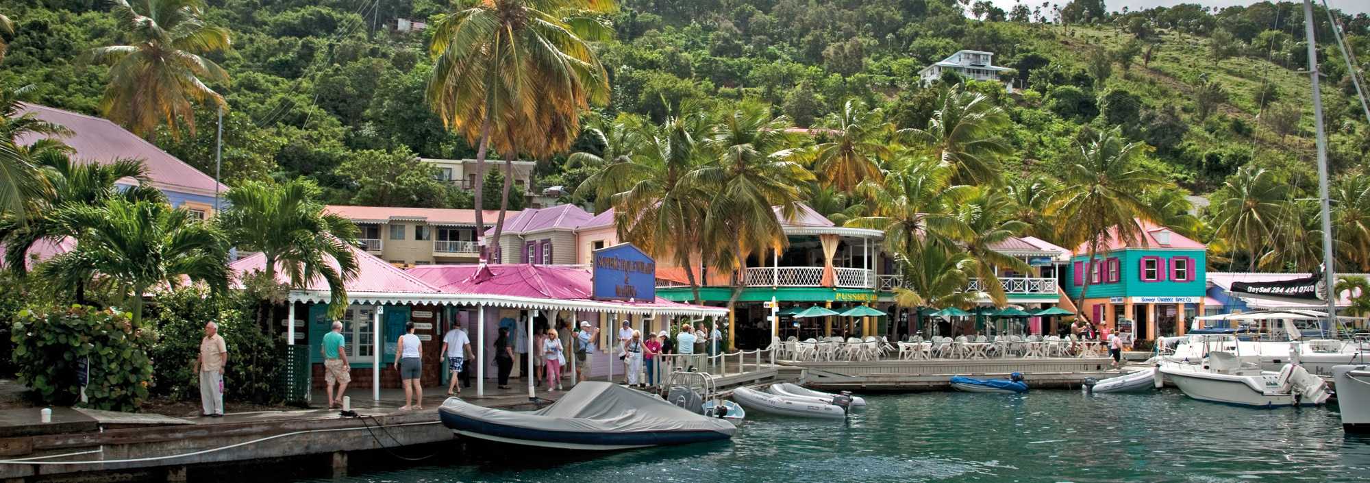 Marina mit bunten Holzhäusern auf den British Virgin Islands