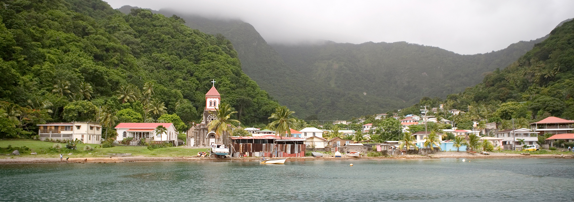 Kleiner Ort auf Dominica eingebettet in tropische Grün
