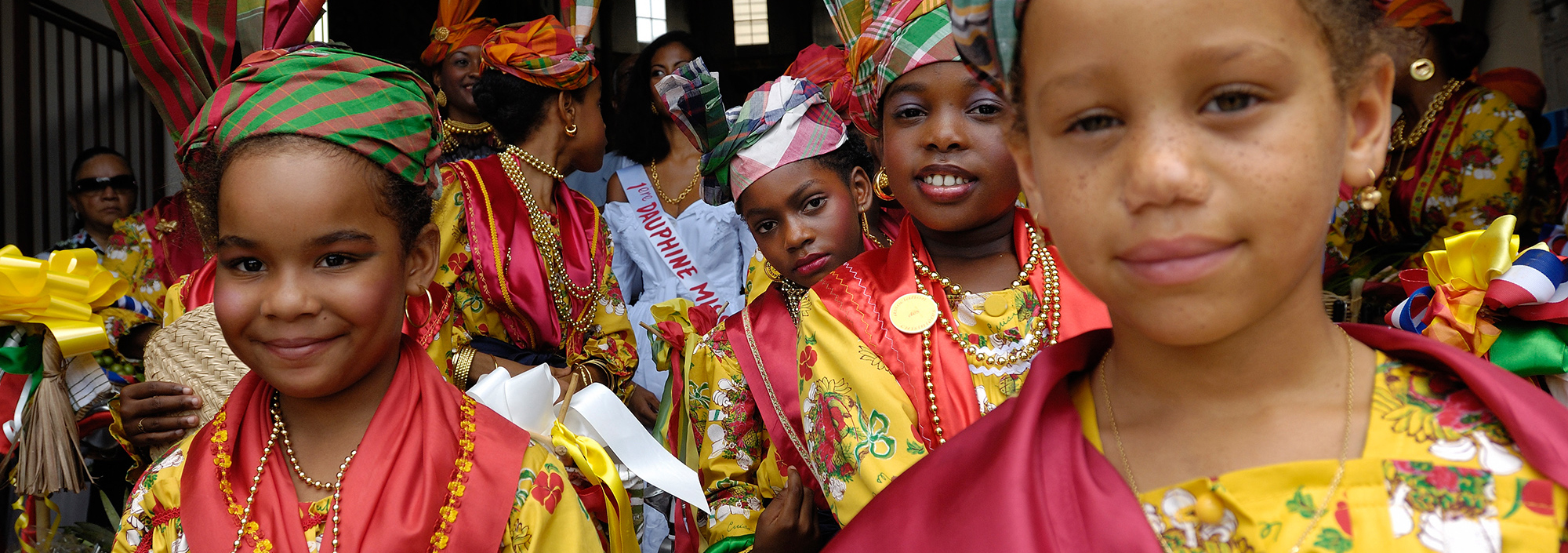 Kinder in bunter Tracht beim Küchenfestival auf Guadeloupe