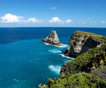 Steilküste im Osten von Grande-Terre auf Guadeloupe