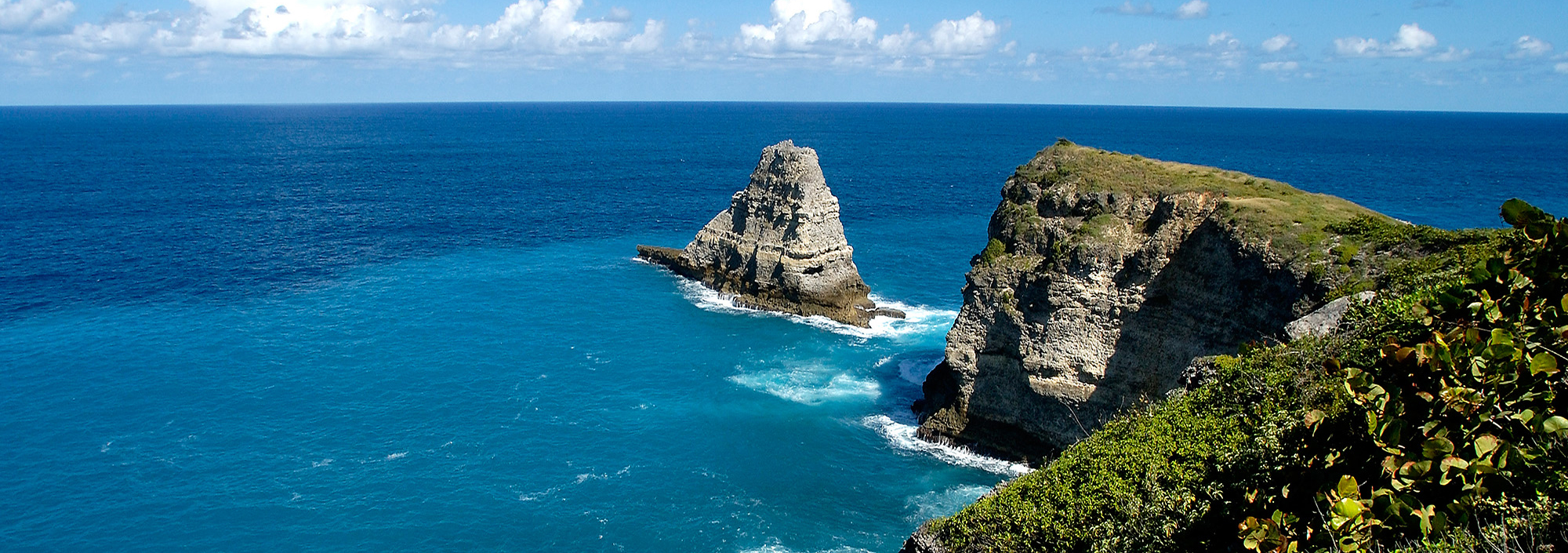 Steilküste im Osten von Grande-Terre auf Guadeloupe