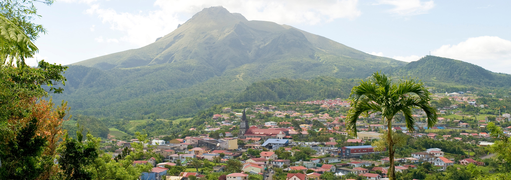 Blick auf den Ort Morne Rouge am Fuße des Vulkans Mont Pelee auf Martinique