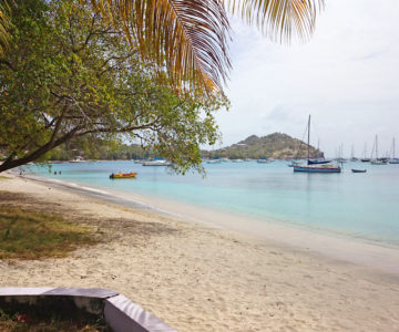 Segelboote in einer Bucht in den Grenadinen auf Union Island