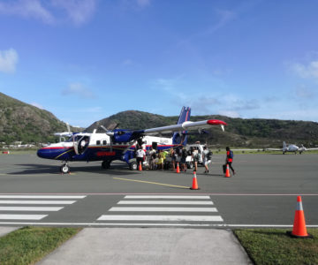 Kleines Flugzeug der karibischen Fluggesellschaft Winair auf dem Vorfeld zum Einsteigen bereit